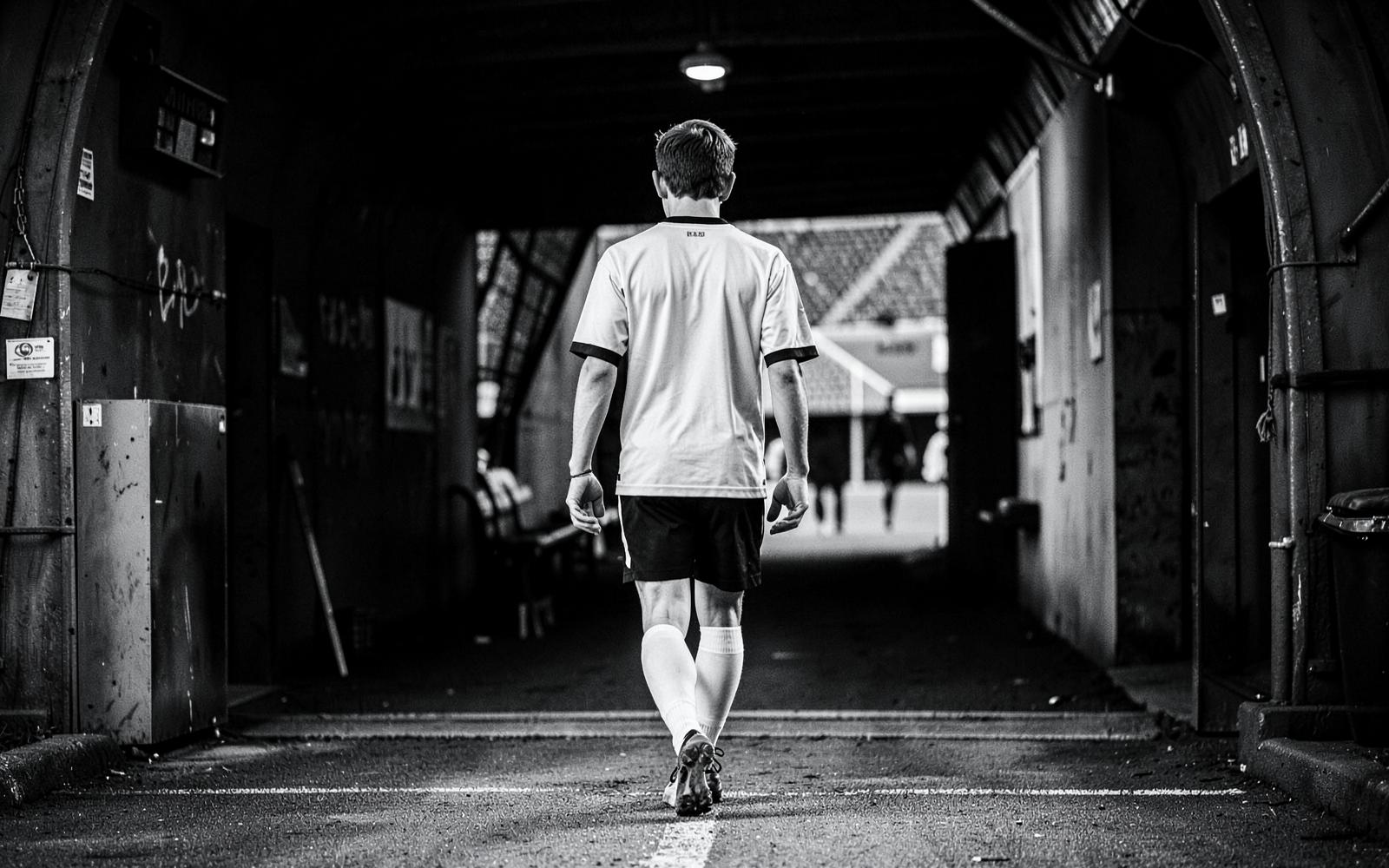 Jogador deixando o gramado em direção ao túnel do estádio
